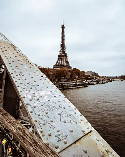 Torre Eiffel vista de uma ponte sobre o Sena, Paris